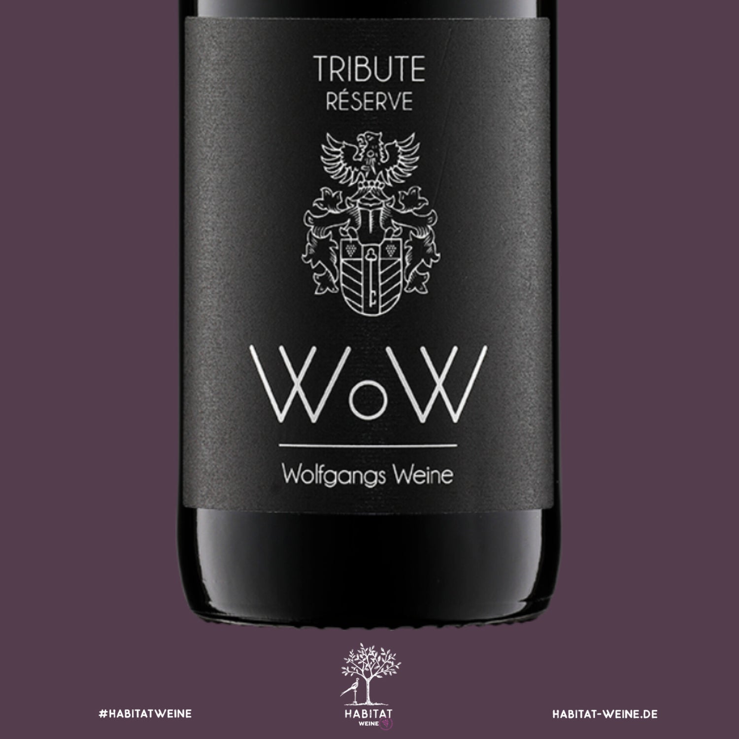 Flasche Tribute freigestellt mit Lila Hintergrund. Unter der Flasche das neue Logo der Habitat Weine eG mit Baum und Fasan